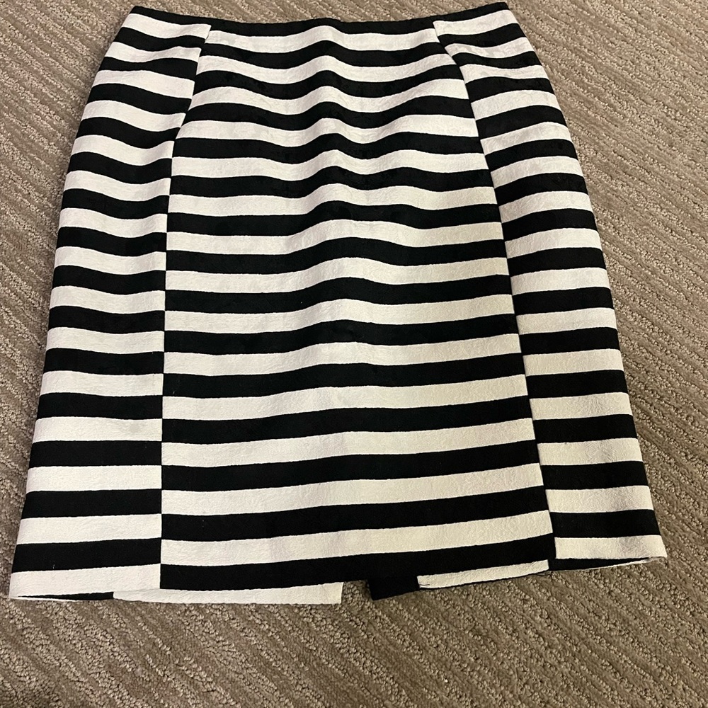 Ann Taylor mini skirt. Size 8. Worn twice. In good condition